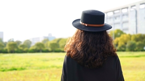 美女戴着黑色帽子背影图片